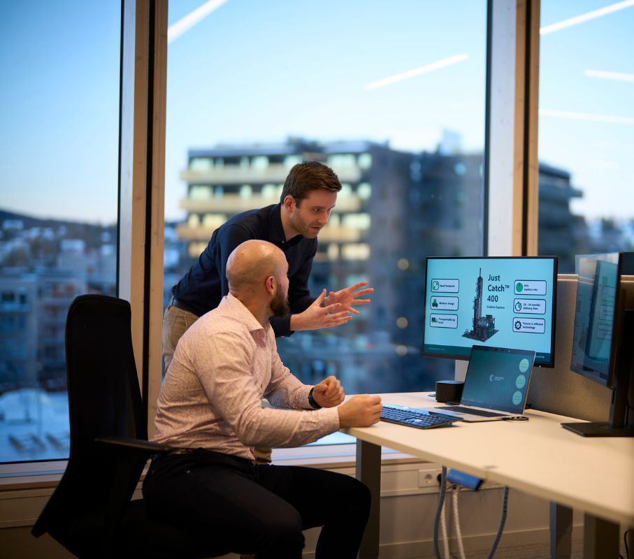 Two colleagues reviewing SLB Capturi’s Just Catch™ 400 modular carbon capture plant on a computer screen.