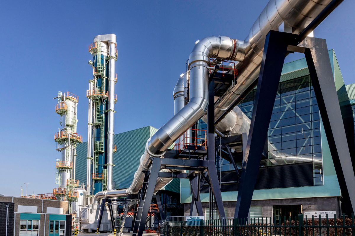 SLB Capturi’s modular Just Catch™ carbon capture plant at Twence’s waste-to-energy facility in Hengelo, the Netherlands, designed to capture up to 100,000 tonnes of CO₂ annually.